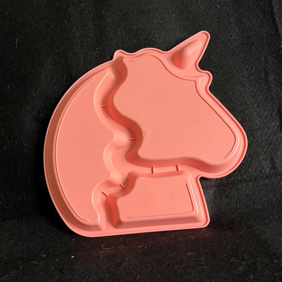 9 Piece Light Pink Plastic Childs Unicorn Plates - Picture 4 of 10